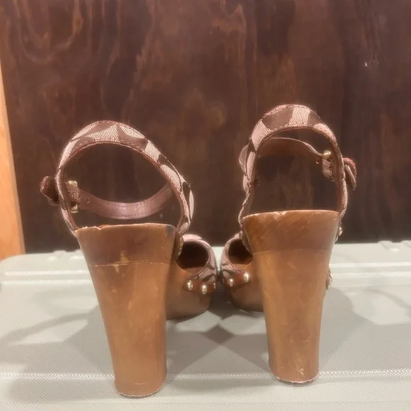 Woman’s vintage coach heels - Picture 3 of 5